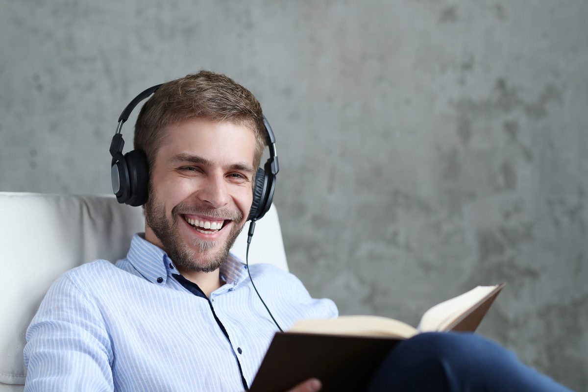 Estudiante con auriculares en una clase de inglés a distancia