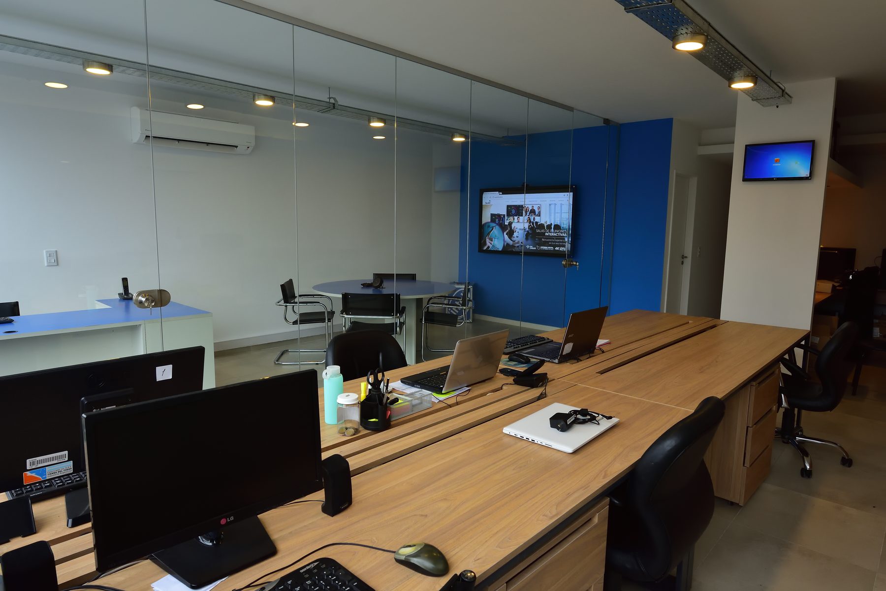 Oficina de SMART365 con pantalla en la sala de reuniones